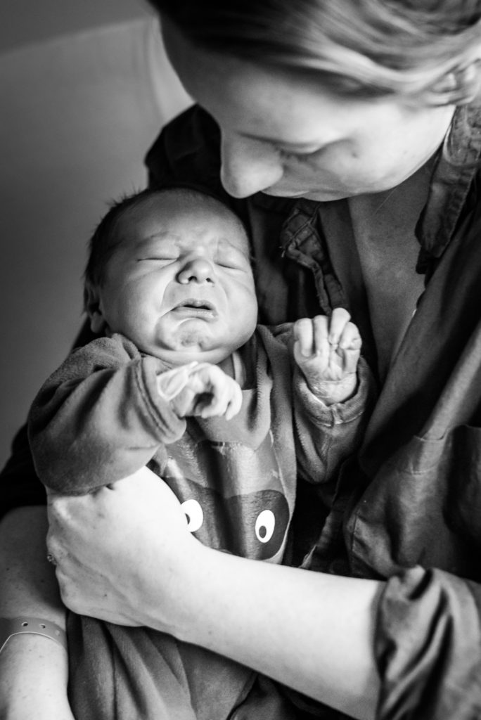 Photos de naissance en maternité Christophe Lefebvre photographe grimace noir et blanc
