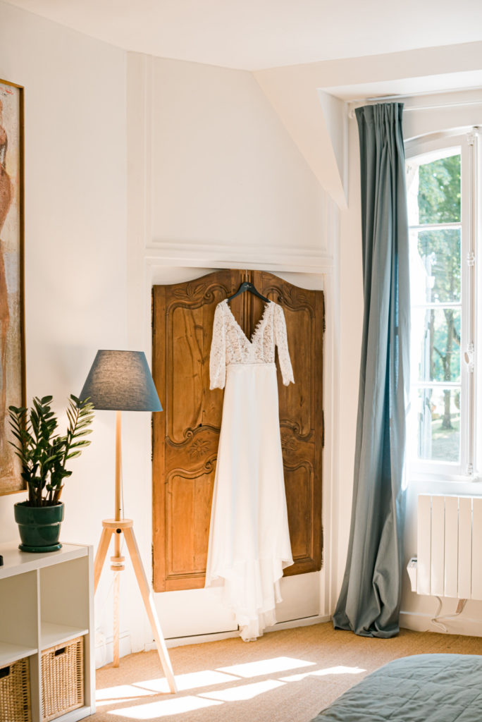 Robe de mariée Fabienne Alagama suspendue au Domaine du Chesney Christophe Lefebvre Photographe