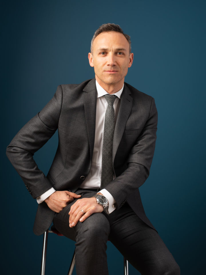 portrait éxecutif photo profil professionnel corporate linkedin réseau tabouret avec veste costume gris